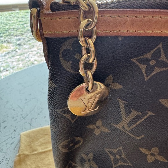 Louis Vuitton Tivoli GM Monogram Tote Bag - Picture 3 of 13